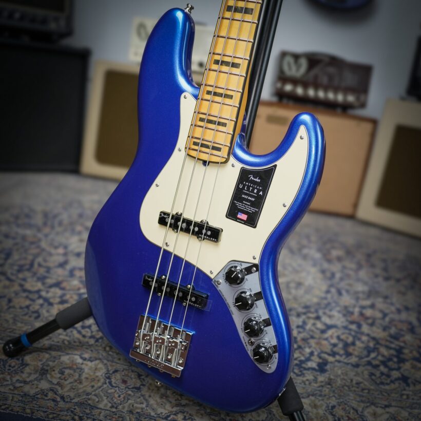 Fender American Ultra Jazz Bass Cobra Blue (1)