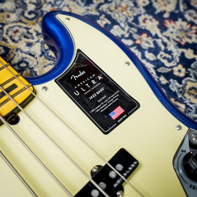 Fender American Ultra Jazz Bass Cobra Blue (3)